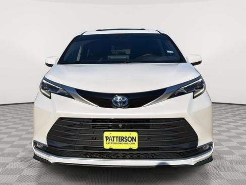 Used 2024 Toyota Sienna Platinum AWD/4WD image 2