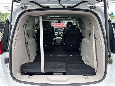 Used 2018 Chrysler Pacifica Limited FWD image 15