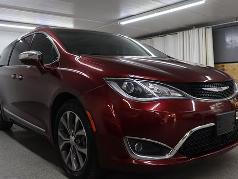 Used 2017 Chrysler Pacifica Limited FWD image 1