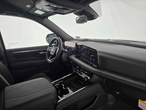 New 2025 Chevrolet Suburban Premier image 11