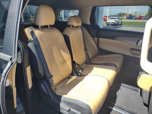 Used 2024 Kia Carnival LX FWD image 22