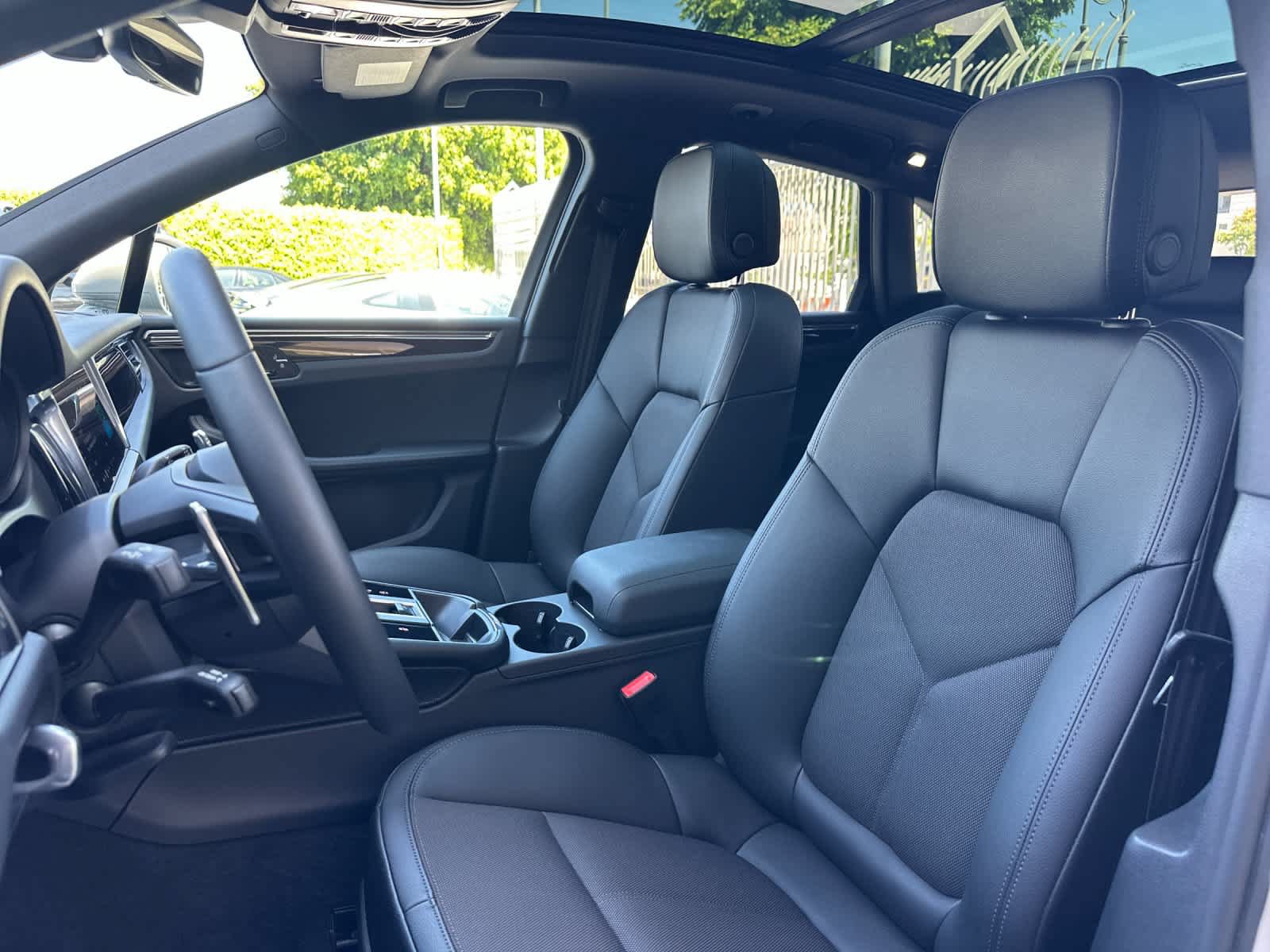 Certified 2025 Porsche Macan AWD/4WD image 5