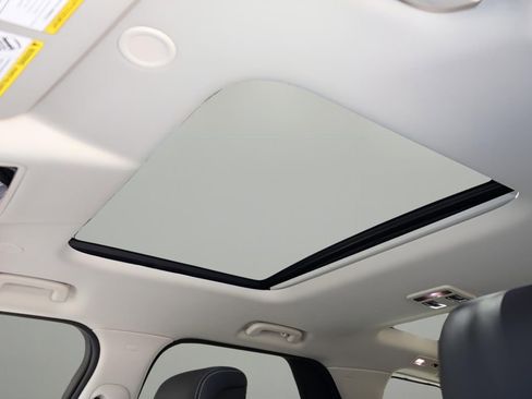 New 2025 Land Rover Discovery S image 28