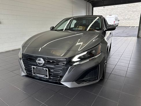 Used 2023 Nissan Altima 2.5 SV w/ SV Premium Package FWD image 3