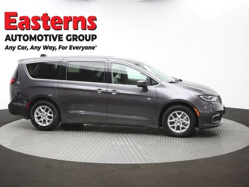 Used 2023 Chrysler Pacifica Touring-L FWD image 47