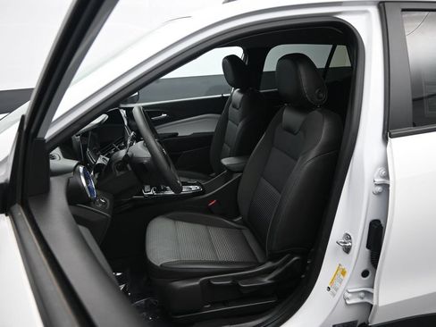 Used 2025 Chevrolet Trax LT FWD image 19