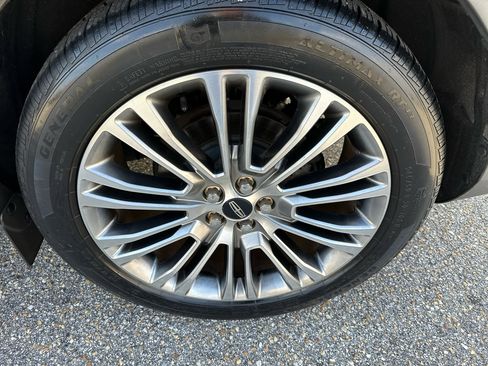 Used 2016 Lincoln MKX Reserve w/ Climate Package image 40