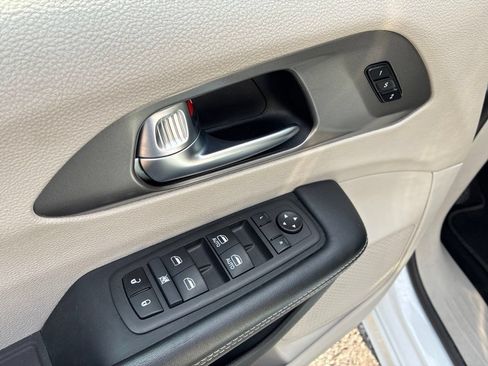 Used 2024 Chrysler Pacifica Touring-L FWD image 33