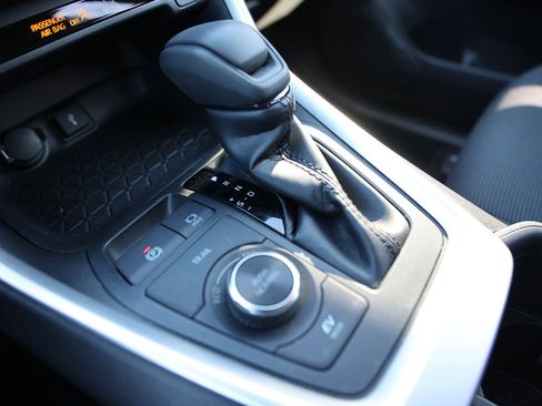 Used 2022 Toyota RAV4 LE image 31