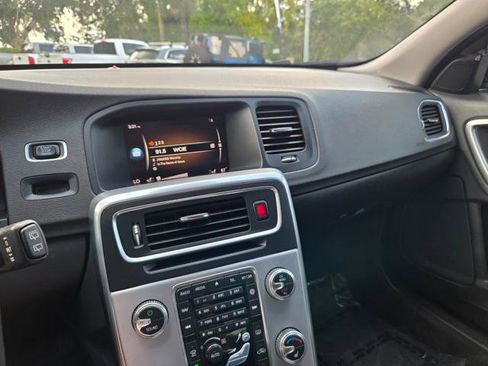 Used 2018 Volvo V60 T5 Cross Country image 19