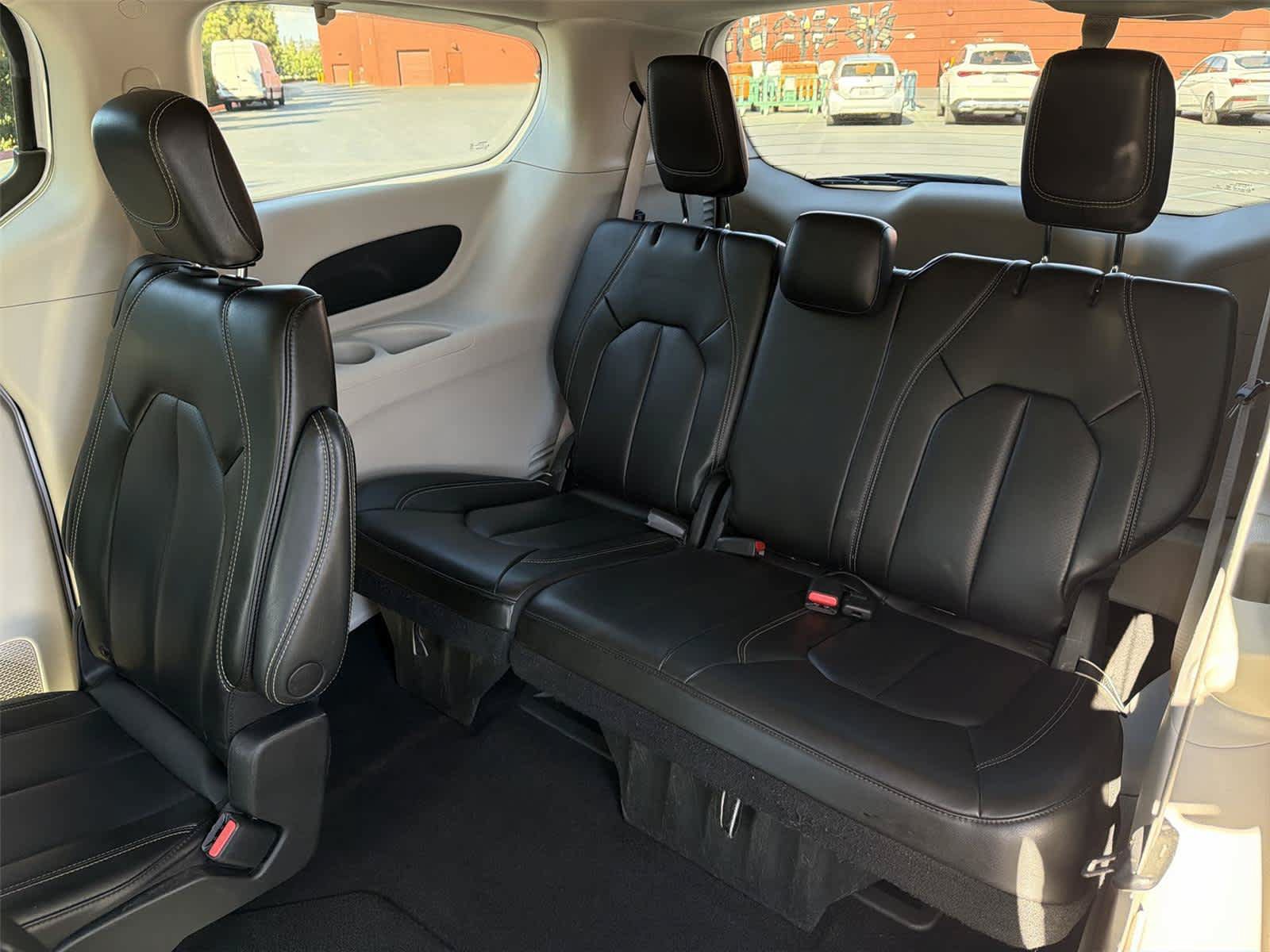 Used 2023 Chrysler Pacifica Touring-L FWD image 40