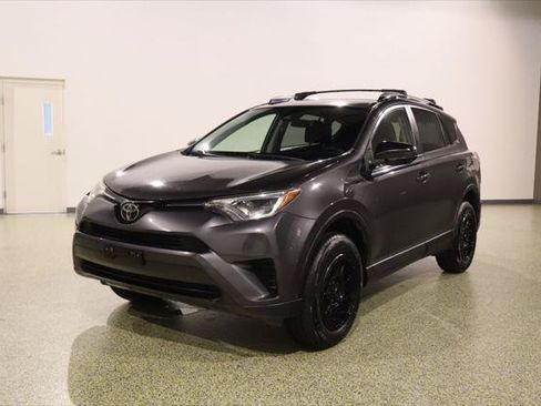 Used 2018 Toyota RAV4 LE FWD image 4