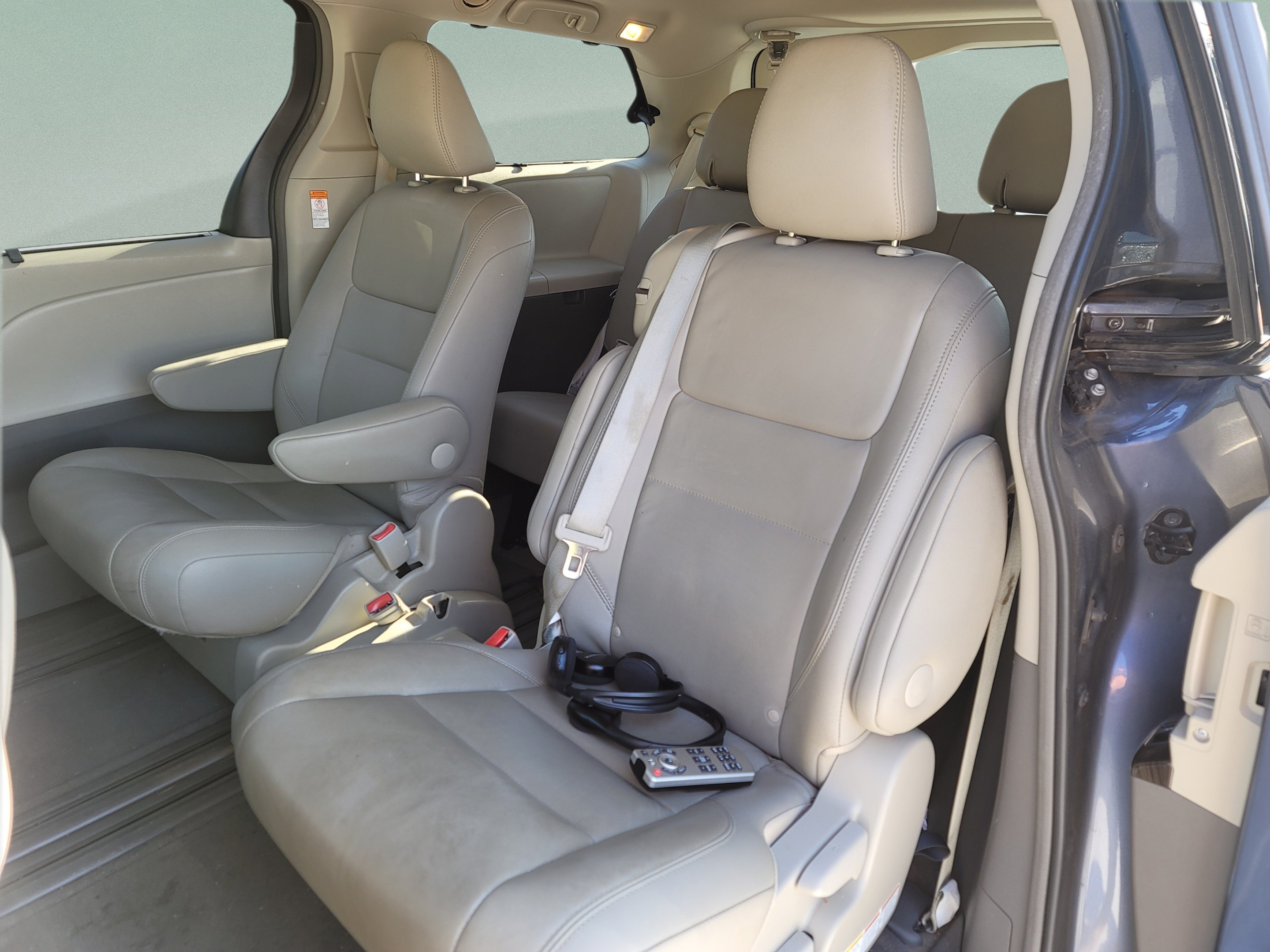 Used 2017 Toyota Sienna XLE FWD image 17