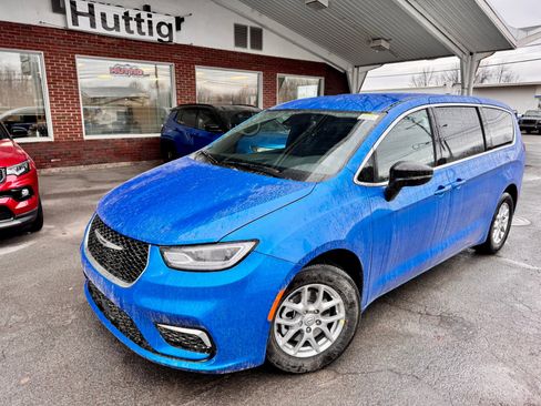 New 2026 Chrysler Pacifica Select image 1