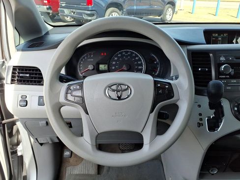 Used 2014 Toyota Sienna LE image 21