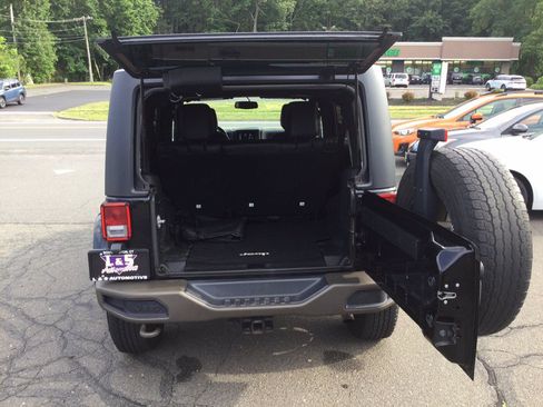 Used 2016 Jeep Wrangler Unlimited Sahara AWD/4WD image 17