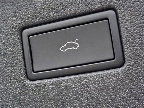 Used 2024 Volkswagen Tiguan SE image 31