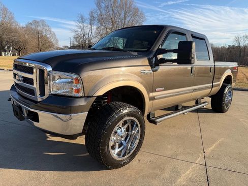Used 2005 Ford F250 Lariat image 2