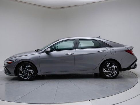 Used 2025 Hyundai Elantra SEL image 2