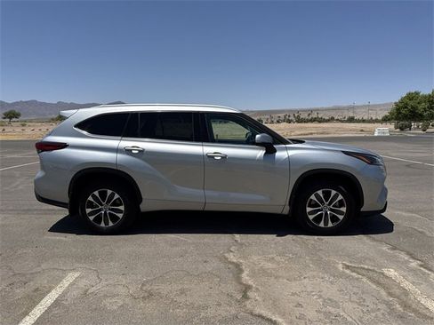 Used 2022 Toyota Highlander XLE image 4