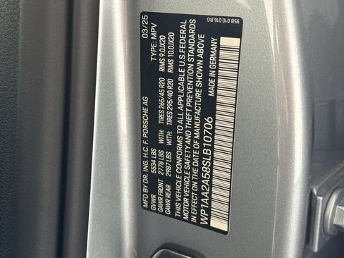 Certified 2025 Porsche Macan AWD/4WD image 33
