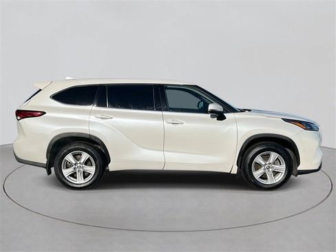 Used 2020 Toyota Highlander LE image 6