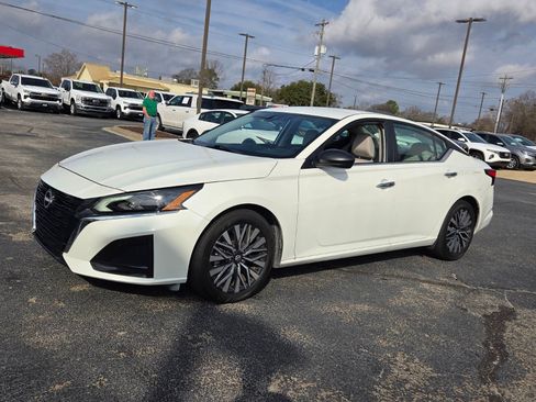 Used 2025 Nissan Altima 2.5 SV image 3