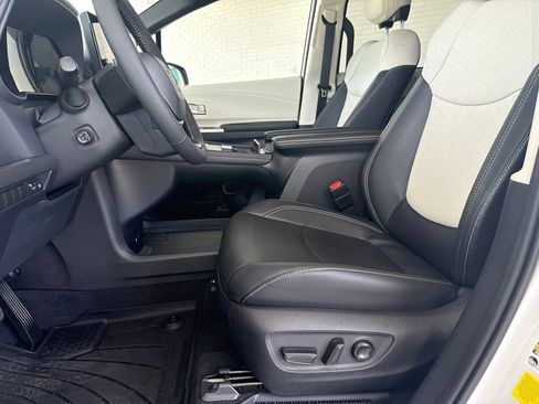Used 2026 Toyota Sienna Limited FWD image 26