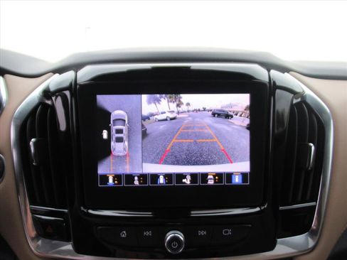 Used 2023 Chevrolet Traverse Premier image 24