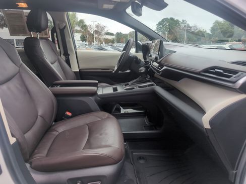 Certified 2024 Toyota Sienna Platinum image 34