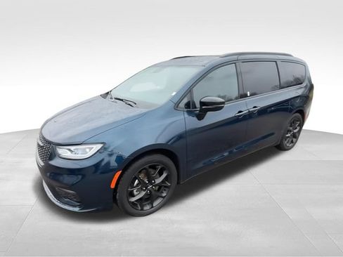Used 2025 Chrysler Pacifica Limited FWD image 4
