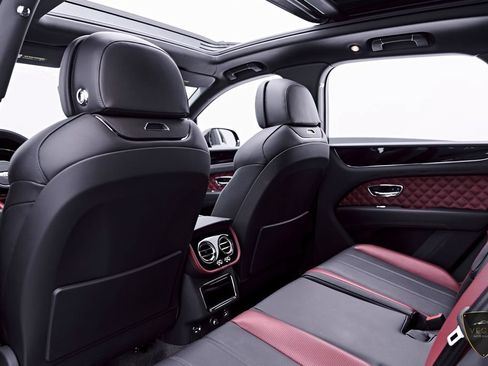 Used 2024 Bentley Bentayga AWD/4WD image 46