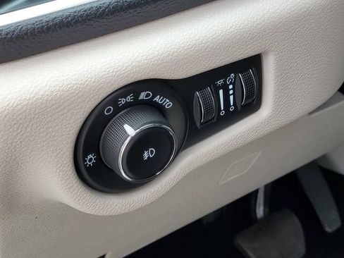 Used 2024 Chrysler Pacifica Limited FWD image 11