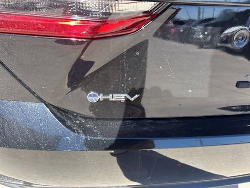 Used 2025 Toyota Camry SE image 5