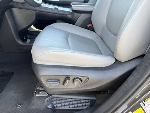Used 2025 Toyota Sienna XLE FWD image 11