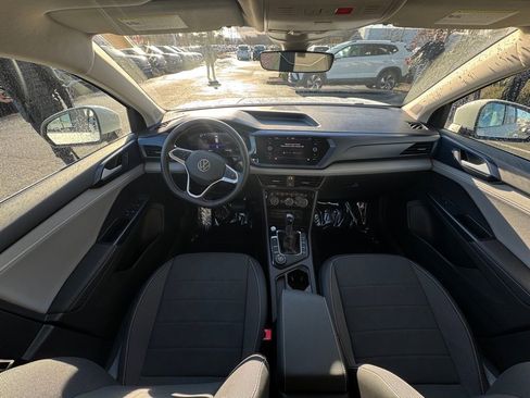 Used 2024 Volkswagen Taos SE image 10