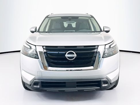 Used 2025 Nissan Pathfinder SV image 2