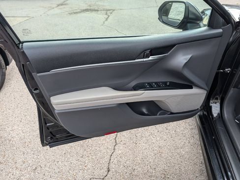 Used 2020 Toyota Camry SE FWD image 11