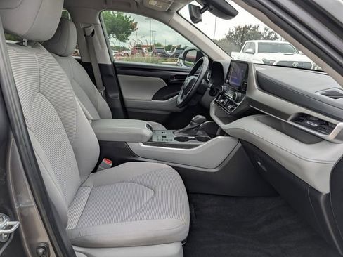 Used 2023 Toyota Highlander LE FWD image 34