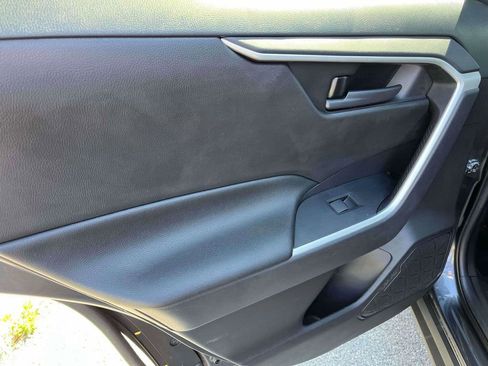 Used 2021 Toyota RAV4 LE FWD image 5