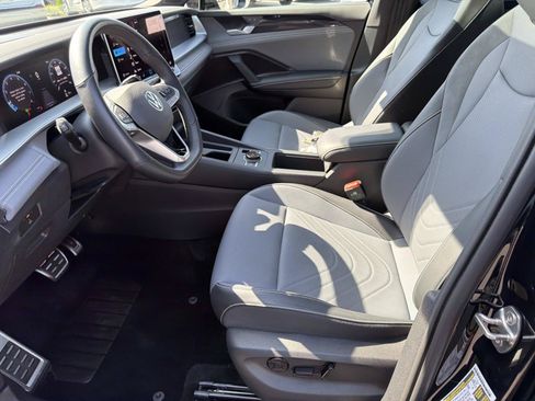 Certified 2025 Volkswagen Tiguan SE R-Line FWD image 14
