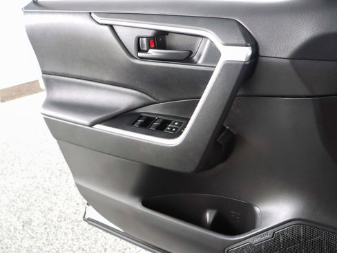 Used 2020 Toyota RAV4 LE FWD image 21
