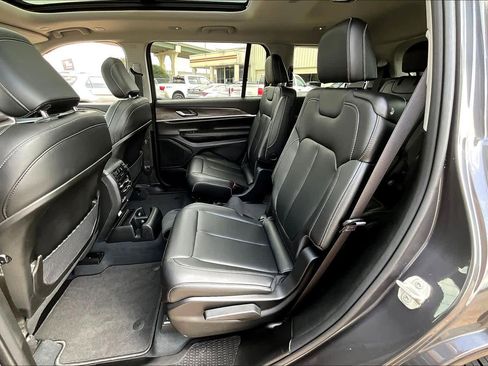 Used 2023 Jeep Grand Cherokee L Limited image 18