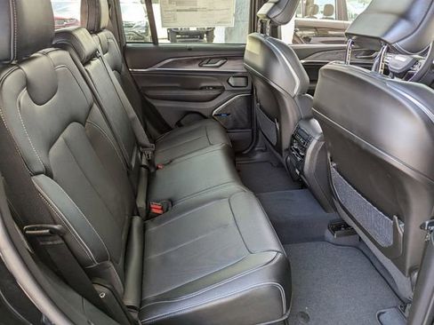 Used 2022 Jeep Grand Cherokee Overland w/ Luxury Tech Group IV AWD/4WD image 23