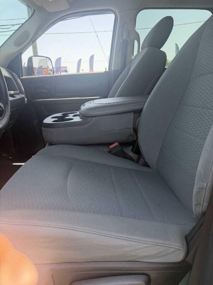 Used 2018 RAM 2500 Tradesman w/ Chrome Appearance Group AWD/4WD image 3