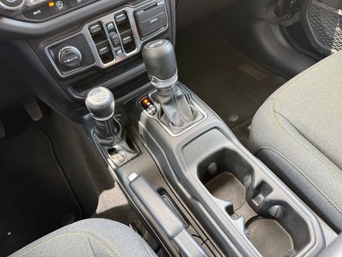 Used 2025 Jeep Wrangler Unlimited Sahara AWD/4WD image 41