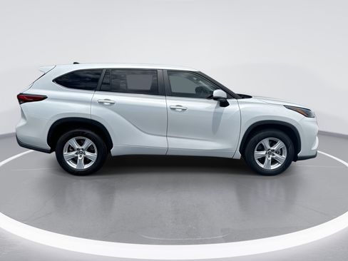 Used 2023 Toyota Highlander LE FWD image 3