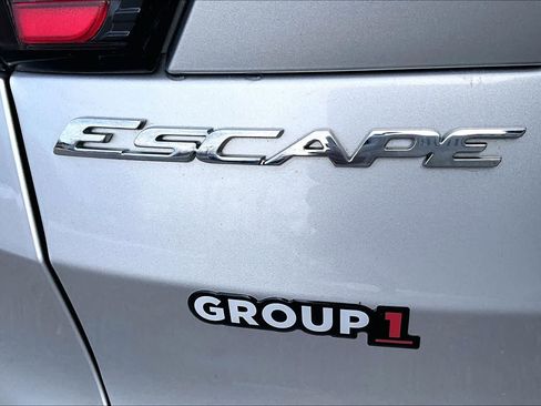 Used 2018 Ford Escape Titanium w/ Ford Safe & Smart Package image 32