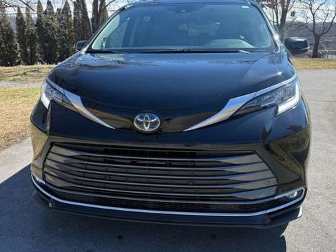 Used 2021 Toyota Sienna Limited image 2