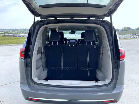 Used 2022 Chrysler Pacifica Touring-L FWD image 9